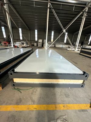 휴대용 오스트레일리아 20ft 40ft 샌드위치 패널 평면 포장 컨테이너 하우스 15-25 년 수명 Span 및 40'HC에 의해 배송