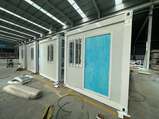 알루미늄 창문 20/40 Ft 컨테이너 홈 현대 프리팩 컨테이너 하우스 일시적인 건물 및 보안 문을 위해 접을 수