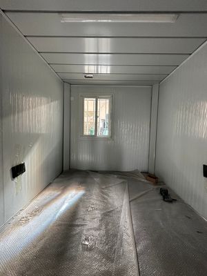 로컬 표준 전기 시골 디자인 스타일 저장 컨테이너 하우스를위한 강력하고 안정적인 해체 가능한 접이식 오두막