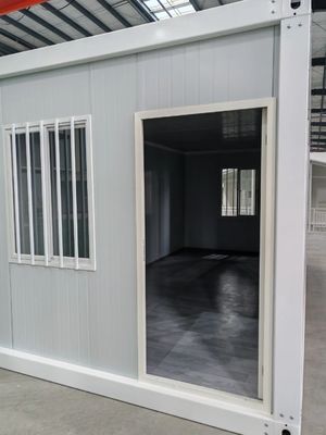 부엌과 보안 문과 함께 20 피트 Prefab 컨테이너 하우스 흰색 또는 사용자 정의 색상 내구성 디자인