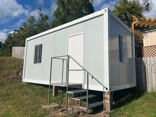 부엌과 보안 문과 함께 20 피트 Prefab 컨테이너 하우스 흰색 또는 사용자 정의 색상 내구성 디자인